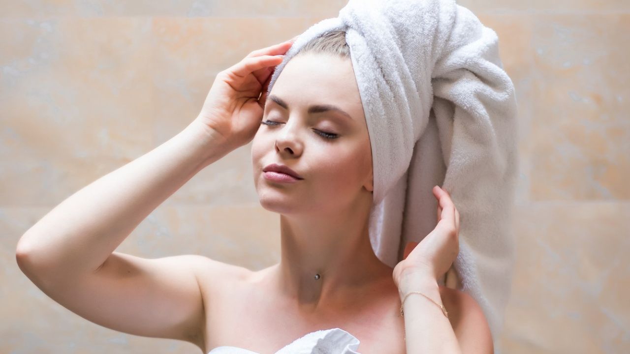 Shenja të vogla që nuk po i lani flokët mjaftueshëm, sipas dermatologëve