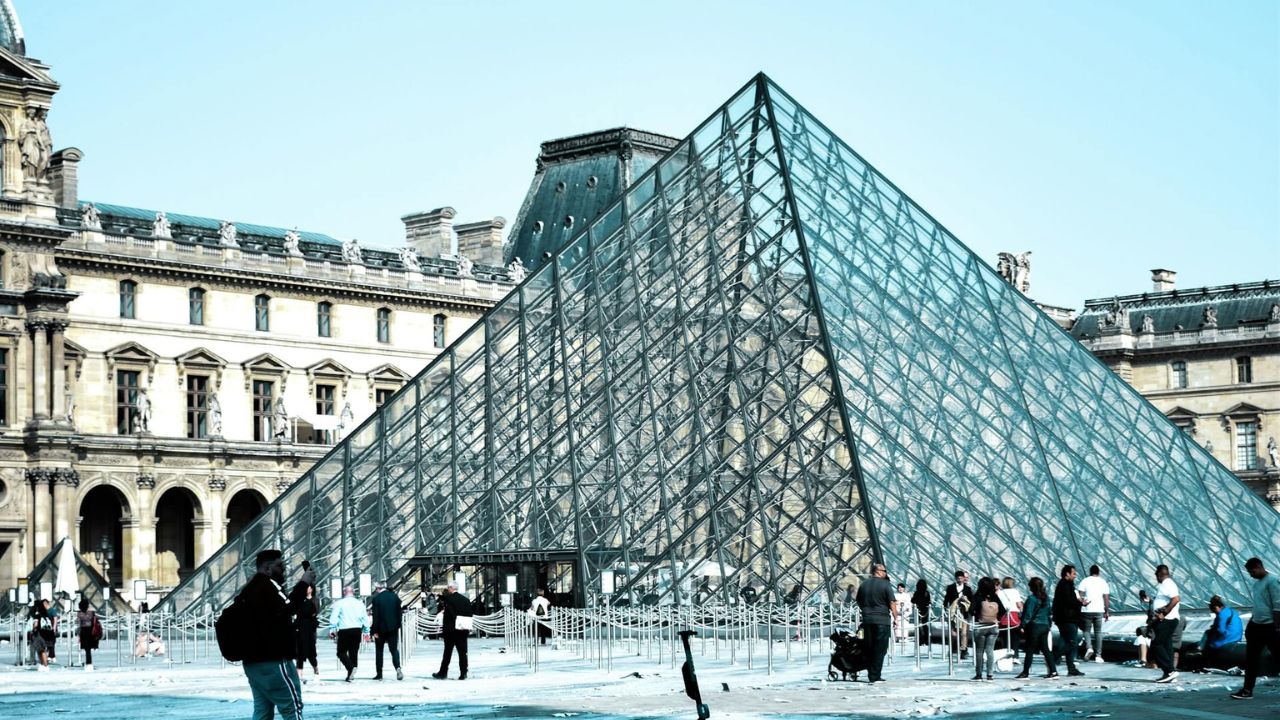 Bizhuteritë e vjedhura të Luvrit vlerësohen në 88 milionë euro, thotë prokurori i Parisit
