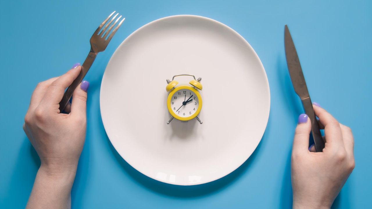 Koha më e mirë për të ngrënë darkë, sipas shkencës