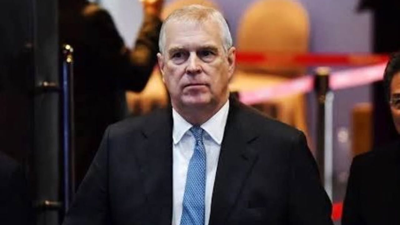 A duhet tani Andrew ta dorëzojë pasaportën e tij?