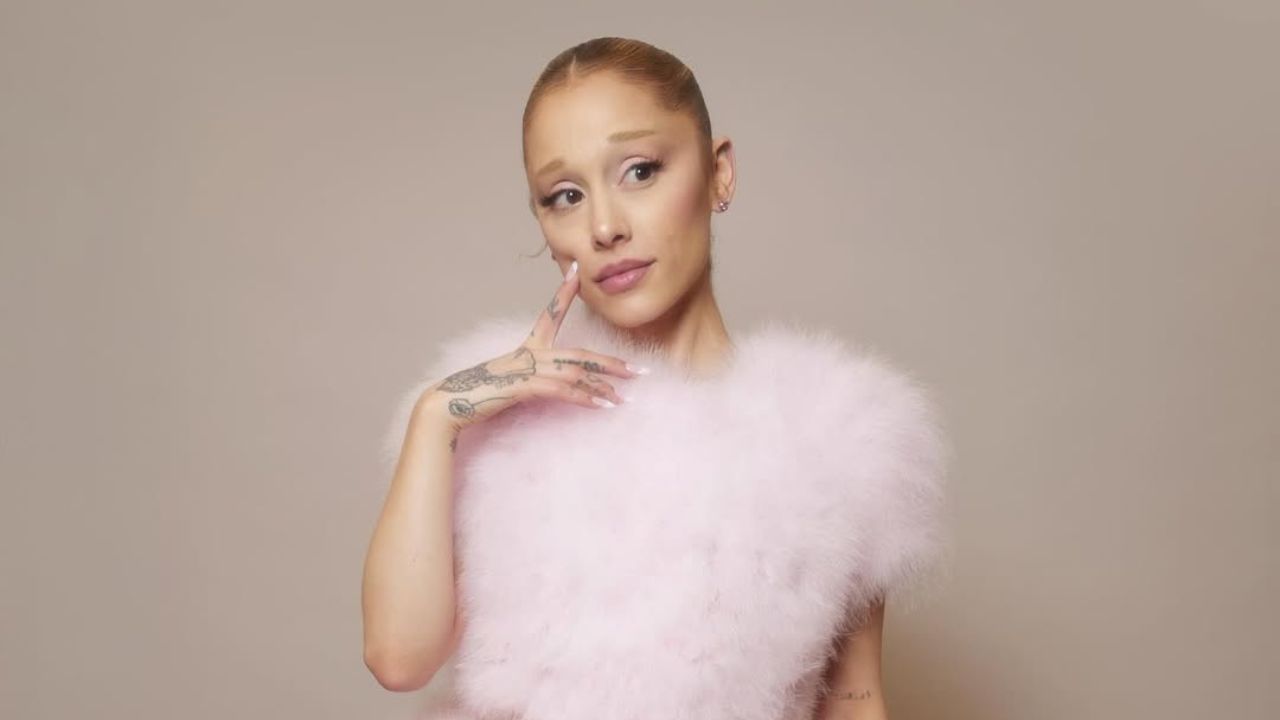 Burri që kapi Ariana Granden në premierë i ndalohet hyrja në Singapor