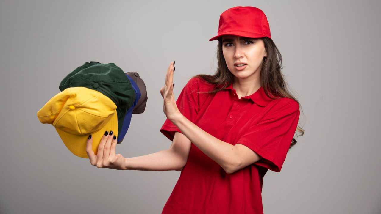 Ky vend ndalon mbajtjen e kapelave, turistët rrezikojnë gjoba deri në 2,800 euro