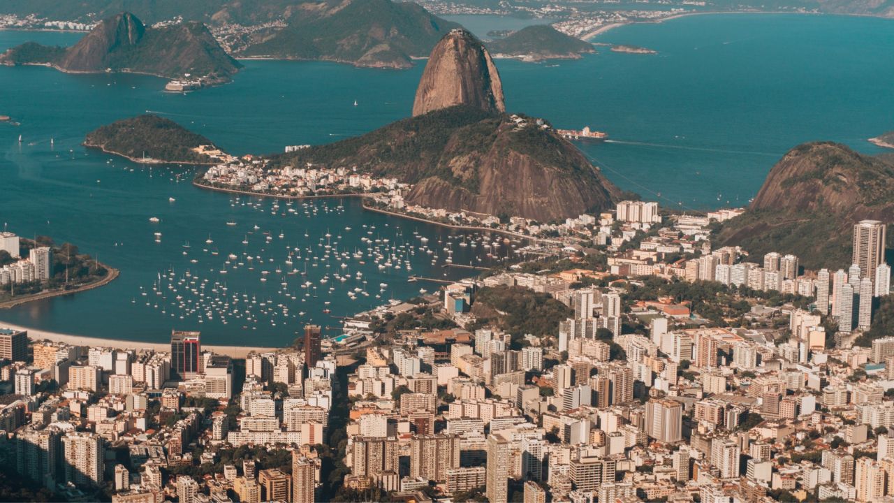 Nga erërat e forta bie statuja e famshme në Brazil