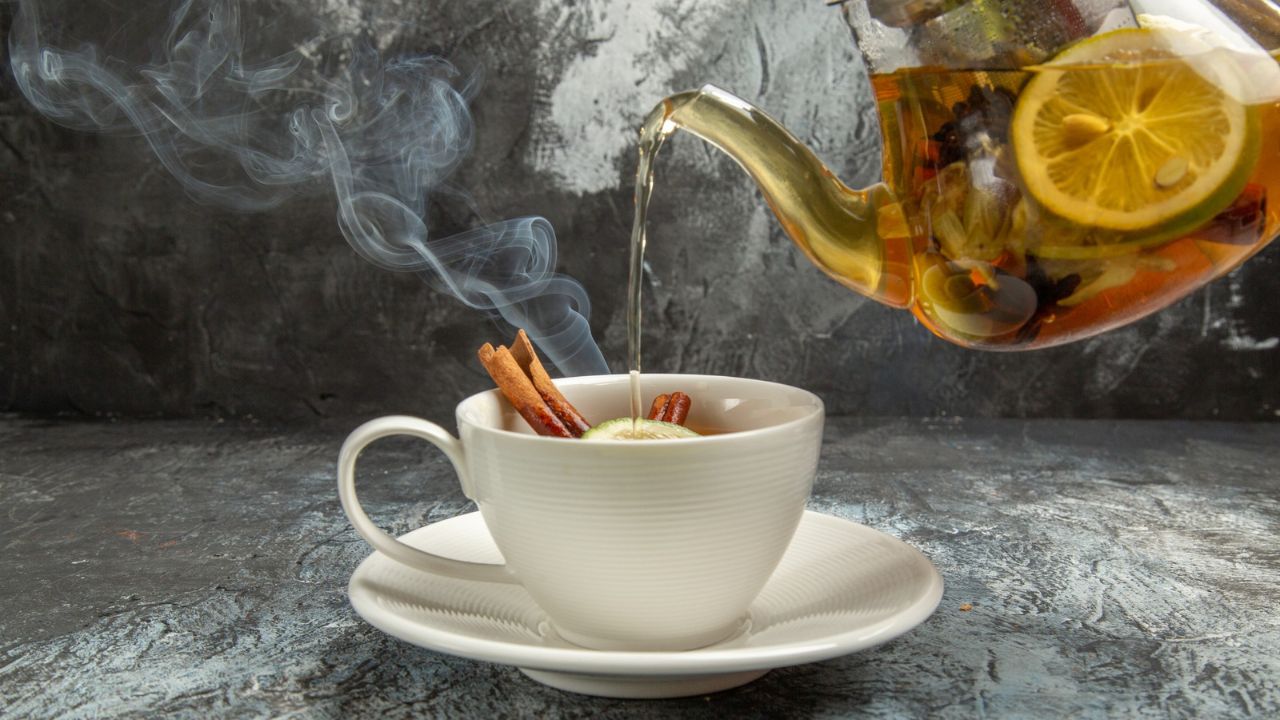Studimet tregojnë – Pirja e çajit shumë të nxehtë rrit rrezikun e kancerit të ezofagut