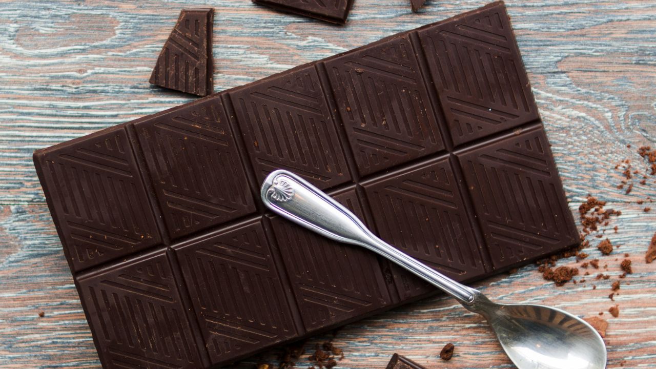 Shkencëtarët zbuluan një kimikat kyç në çokollatën e zezë që mund të ngadalësojë plakjen