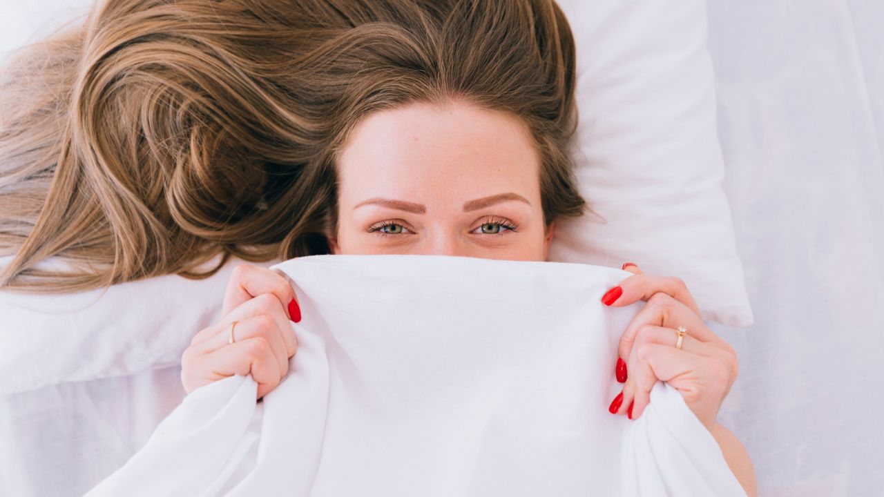 Të flesh me fytyrë të mbuluar në dimër: Rehati apo rrezik për shëndetin?