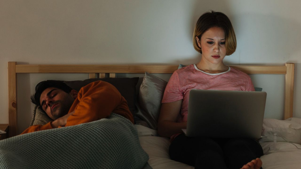 Studimi: Stili i jetesës “buf nate” mund të sjellë rrezik më të lartë për sëmundje të zemrës