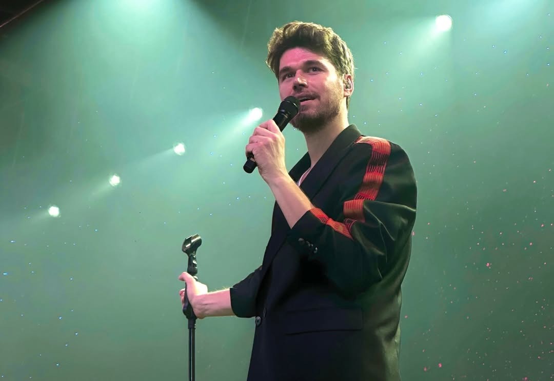 Alban Skënderaj shkruan histori në Londër, “Motiv i Jetës Time” këndohet nga mijëra zemra shqip në skenën e legjendave