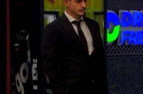 Spotlight-i i shtëpisë nuk ta zbeh ndriçimin askush & asgjë!🌟 VOTONI finalistin dhe FITUESIN tu