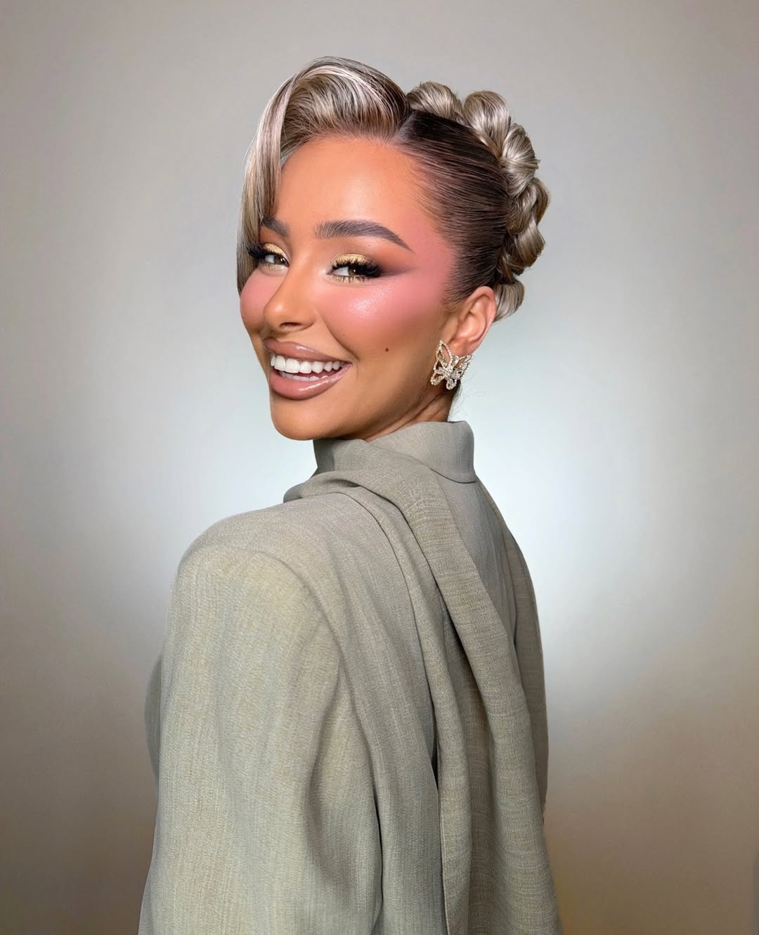 Elijona Binakaj viziton varret e nënës dhe motrës pas përfundimit të BBVK: Çdo sukses është për ju