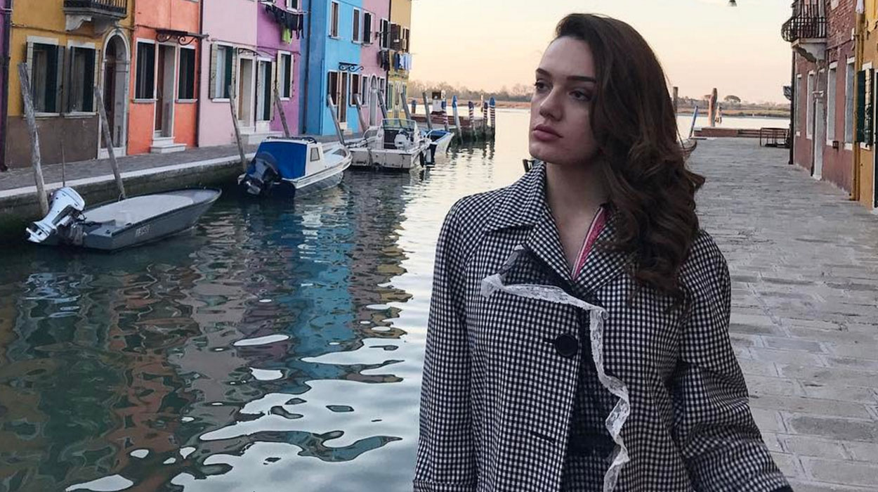 Klaudia Pepa rikthehet në fëmijëri