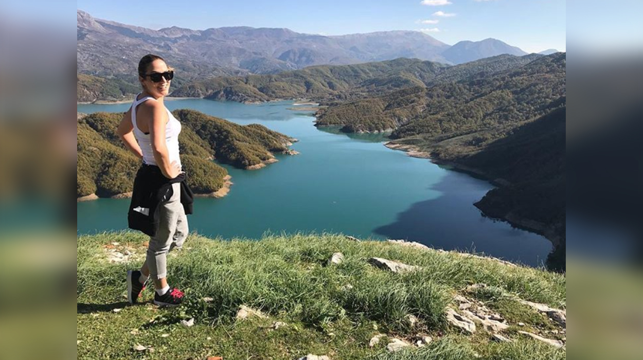 Arbana Osmanin po e spiunojnë ndërkohë që shkruan mesazh