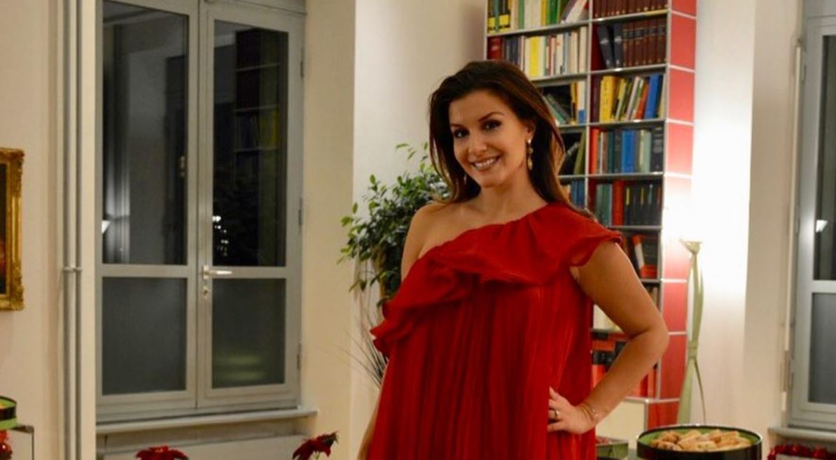 Floriana Garo, imazhi i lumturisë, në një foto dorë për dore