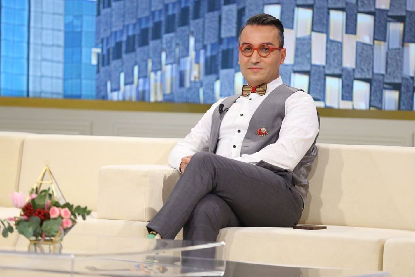 Deklaroi publikisht homoseksualitetin e tij, Elton Ilirjani çudit me deklaratën mbi familjen
