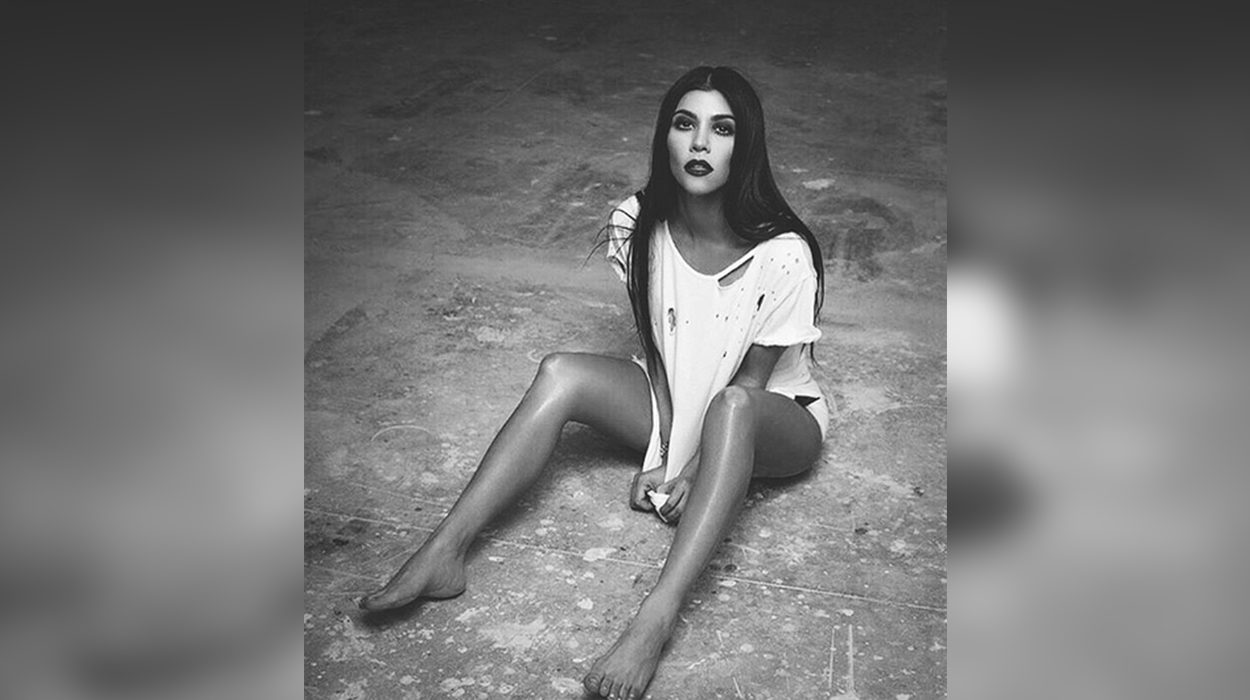 Në mes të rrugës Kourtney Kardashian shfaq gjoksin e saj joshës
