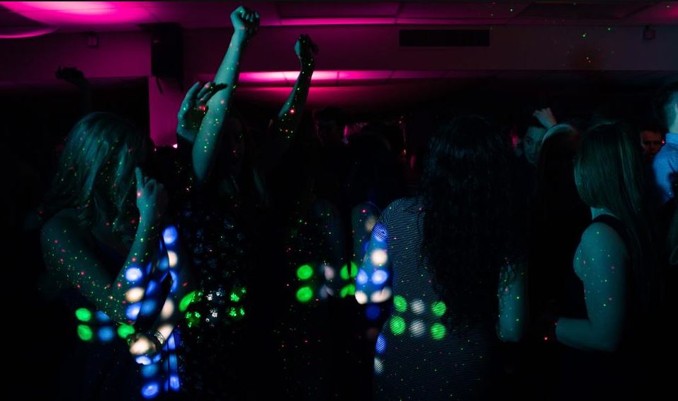 Durrsakja surprizon shoqen, duke i çuar ish të dashurit në festën e beqarisë
