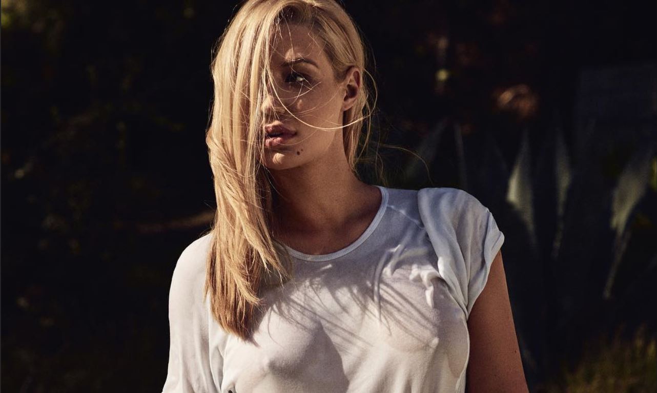 Iggy Azalea drithëruese me një bikini mikroskopik
