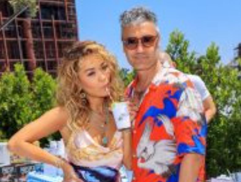 Rita Ora dhe Taika Waititi konfirmojnë lidhjen me poza të këndshme