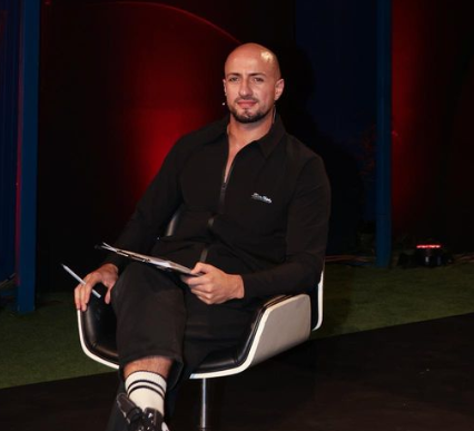 A është në një romancë? Kristi shton kuriozitetin me përgjigjet e dhëna
