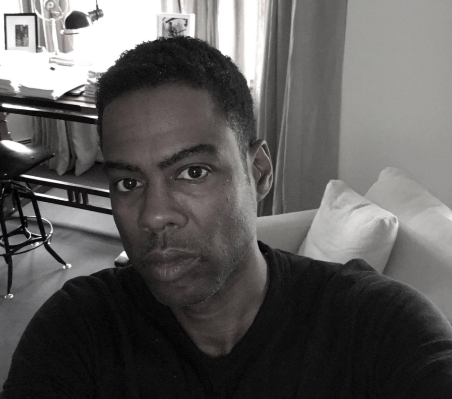 Chris Rock bën një rikthim tronditës në festën e mëtejshme të Oscars që nga drama me shuplakë të Will Smith