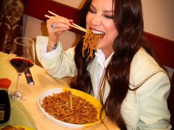 Bombë energjike, chopsticks në lëvizje 🥢@blerina_bajko në elementin e saj 😍