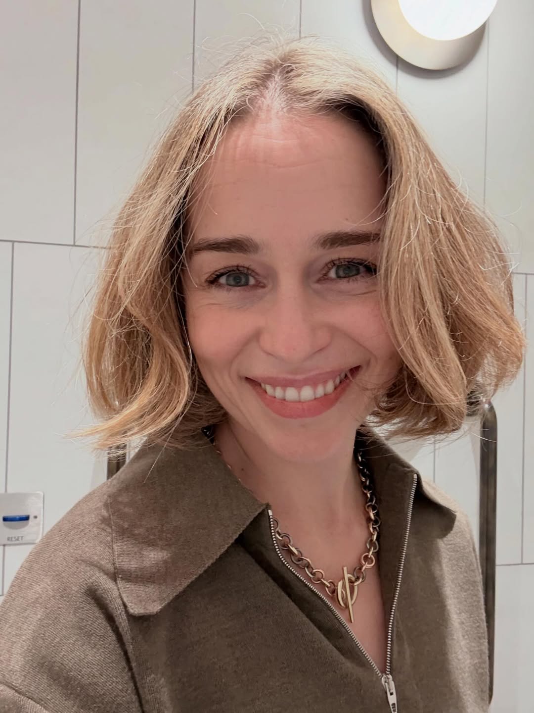 Emilia Clarke rrëfen momentet e errëta pas dy hemorragjive në tru: “Mendova se nuk do t’ia dilja”